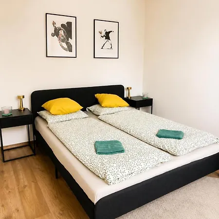 Metro Family 2 Bedrooms Seeps 6 Appartamento Praga